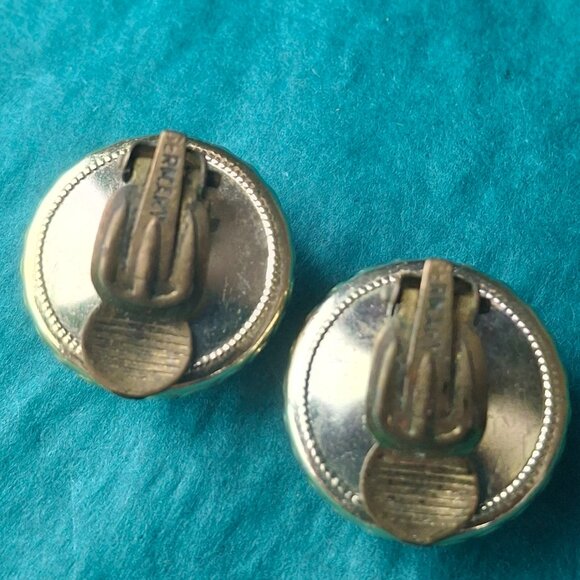 2/15$ Vintage Germany round gold tone clip on sugared flower earrings - Picture 4 of 4